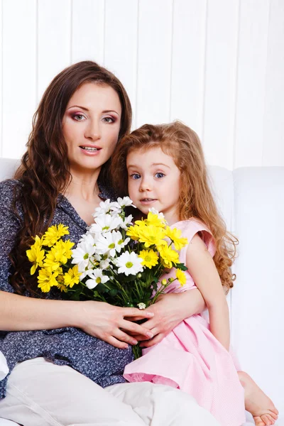 Mother with birthday flowers — Stock Photo, Image