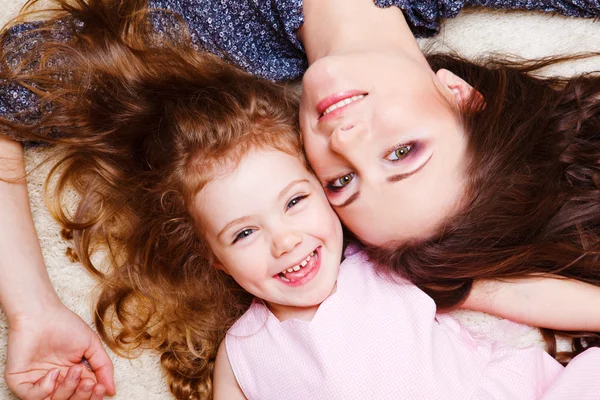 Klein meisje en haar moeder — Stockfoto