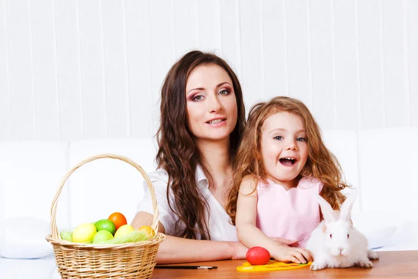 Mutter und Tochter mit dem Osterhasen — Stockfoto