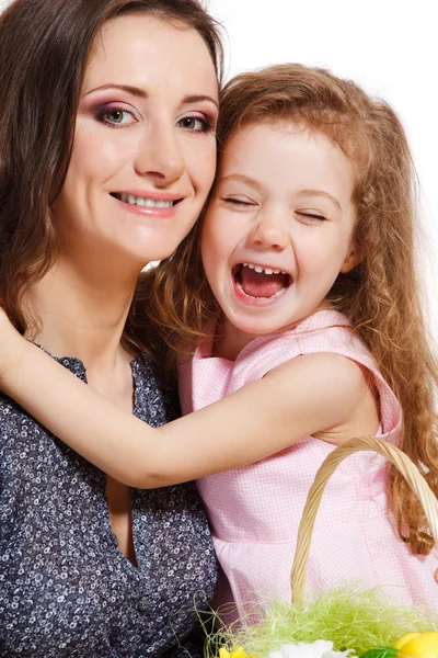 Mädchen umarmt Mutter — Stockfoto