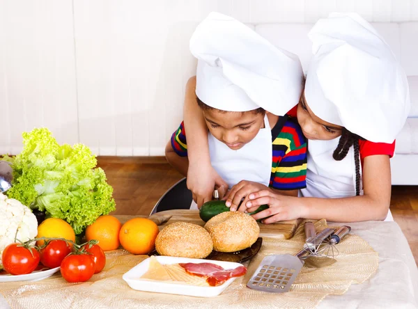 Schwester hilft Bruder — Stockfoto