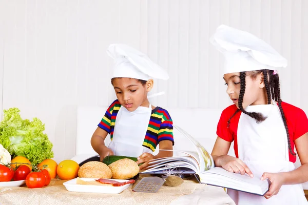 孩子们做饭 — 图库照片
