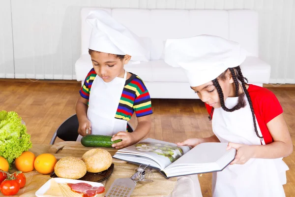 Дітей, що робить салат — стокове фото