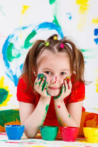 Menina com rosto e mãos pintadas — Fotografia de Stock