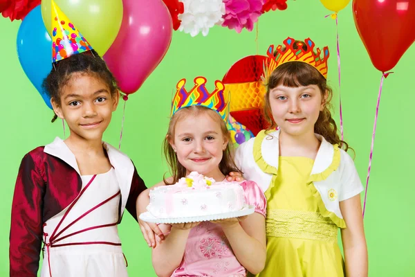 Chicas sosteniendo pastel de cumpleaños — Foto de Stock