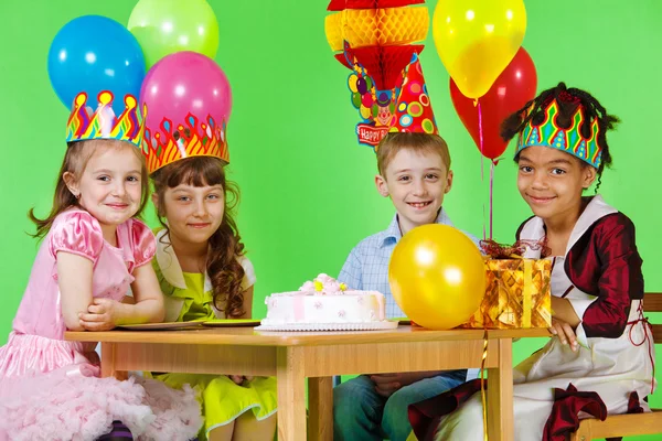 Mädchen und Jungen in Partyhüten und Kronen — Stockfoto