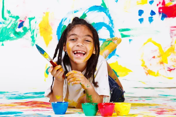 Bir boya fırçası ile kız — Stok fotoğraf