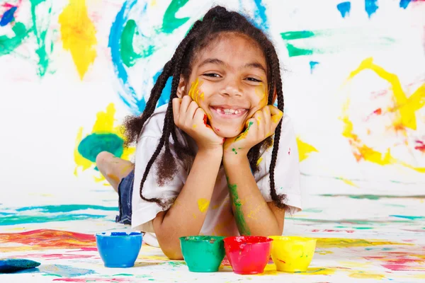 Dítě hraje s prstem barvy — Stock fotografie