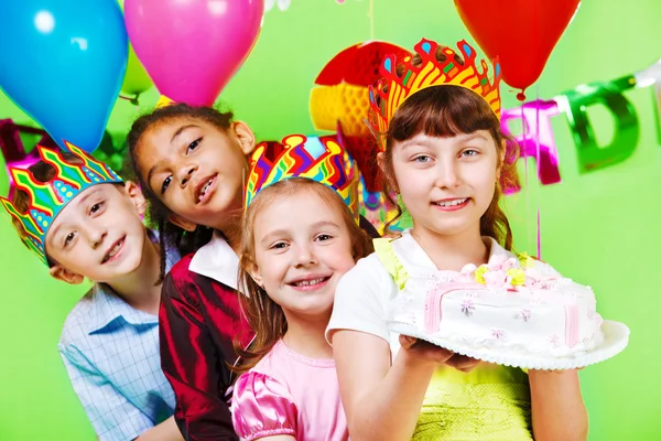 Kindergruppe in den Parteikronen — Stockfoto