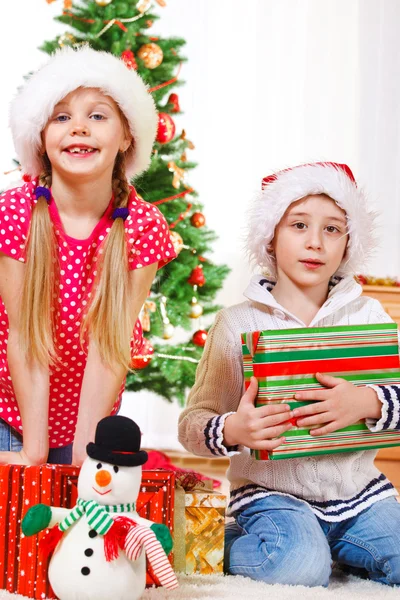 Barn med julklappar Stockbild