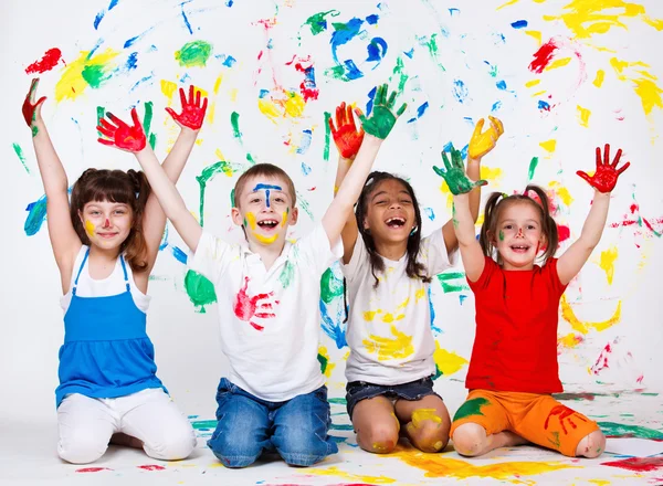 Crianças com as palmas das mãos e roupas pintadas Fotos De Bancos De Imagens Sem Royalties