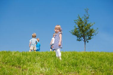 toddler arkadaşları tarafından yaptı