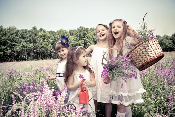 Mädchen mit Blumenkörben — Stockfoto