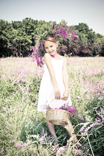 Menina loira com cesta — Fotografia de Stock