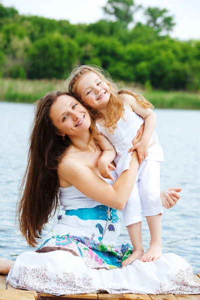 Счастливая мать и дошкольница — стоковое фото