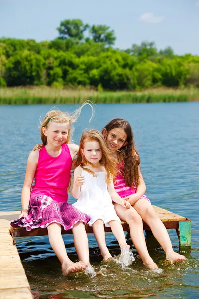 Kids sitting on bridge — Stock Photo, Image