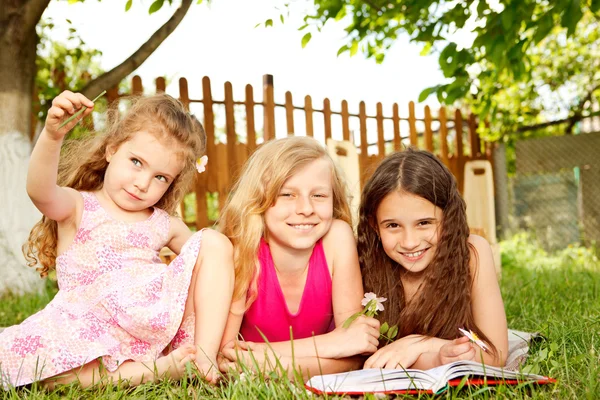 Girls in the backyard — Stock Photo, Image