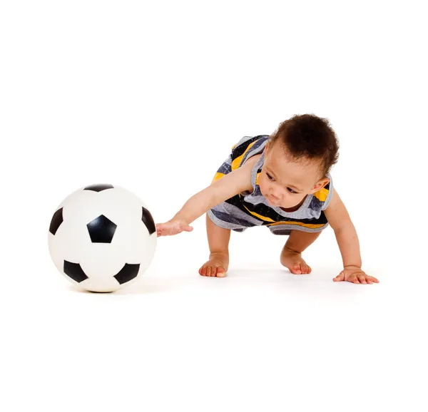 Дитина грає з футбольним м'ячем — стокове фото