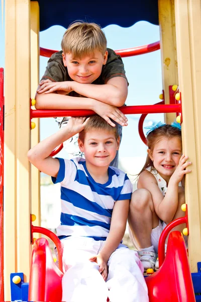 Мальчики и девочки на детской площадке — стоковое фото