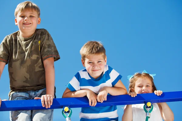 Drie kinderen klimmen — Stockfoto
