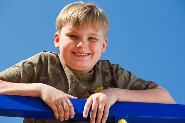 笑みを浮かべて学校の肖像歳の少年 — ストック写真