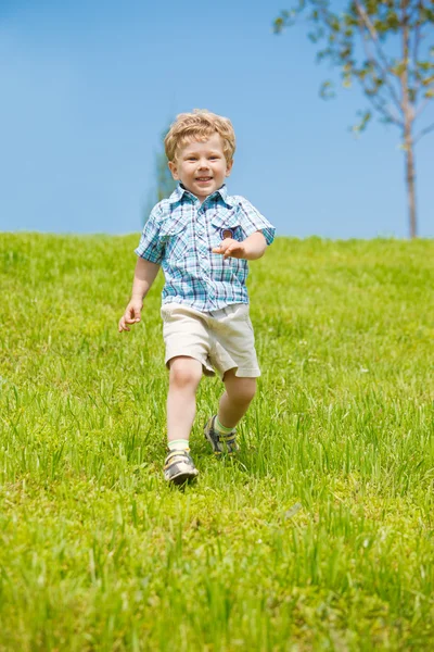 Joyful garoto correndo — Fotografia de Stock