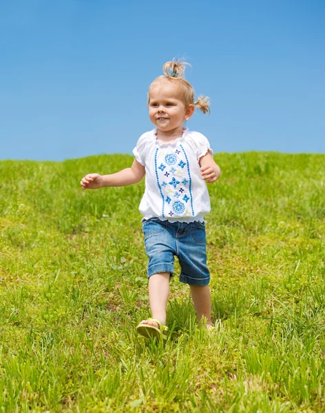 Küçük kız koşuyor — Stok fotoğraf