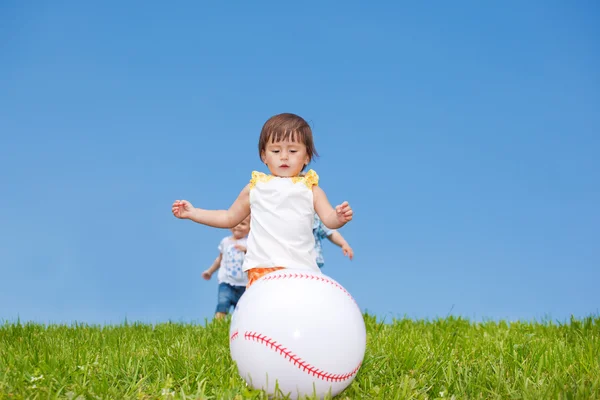 Los niños pequeños atrapando la pelota —  Fotos de Stock
