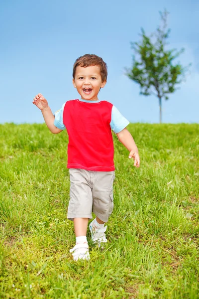 Emocionante garoto correndo — Fotografia de Stock