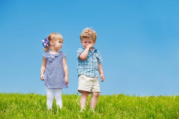 Kleine Jungen und Mädchen — Stockfoto