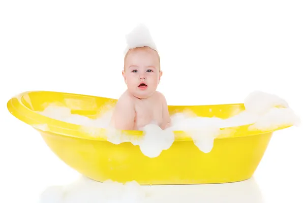 Bebé en una bañera — Foto de Stock