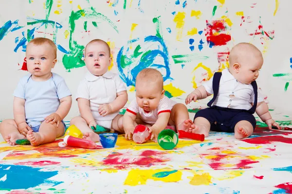 Bebês brincando com tintas — Fotografia de Stock