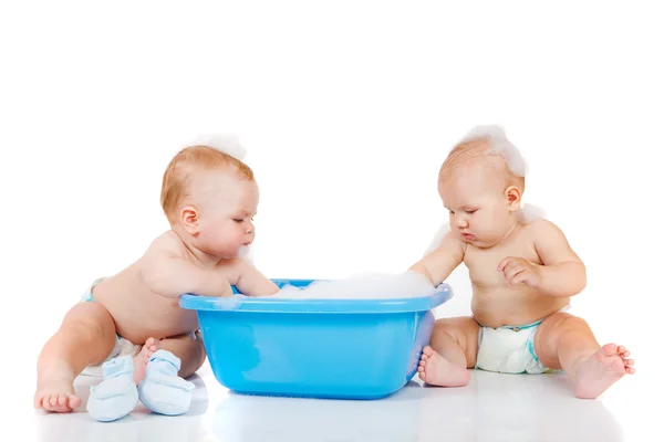 Cuenca azul y dos bebés —  Fotos de Stock