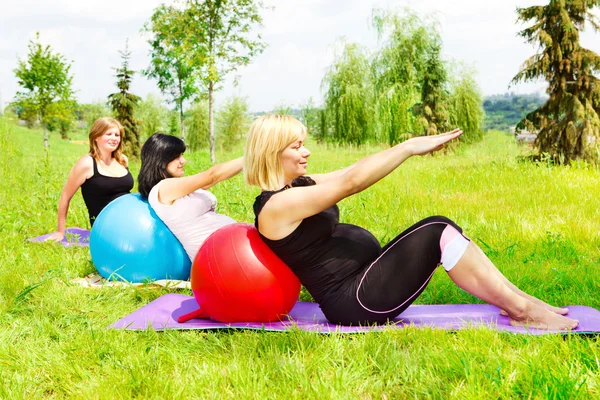 Zwangere vrouwen doen aerobics — Stockfoto