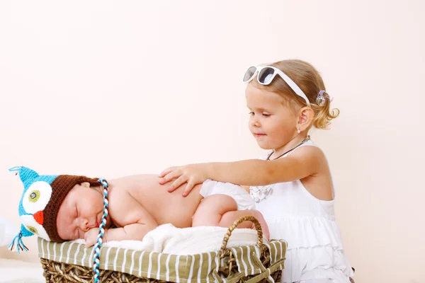 蹒跚学步的女孩和新生儿宝宝 — 图库照片