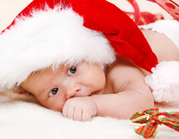 Neugeborenes Baby mit Weihnachtsmütze — Stockfoto