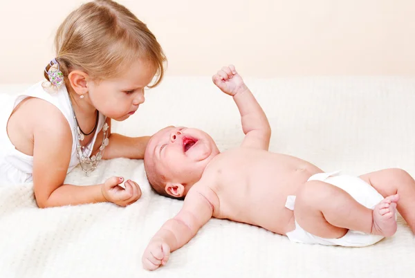 Toddler and newborn brother — Stock Photo, Image