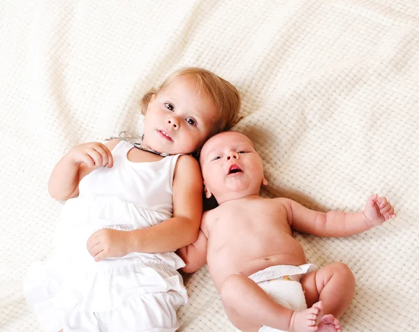 Criança e recém-nascido — Fotografia de Stock