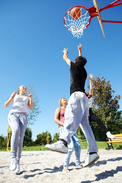 Подростки играют в баскетбол — стоковое фото