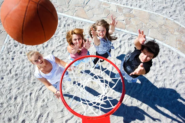 Adolescenti che giocano a basket — Foto Stock