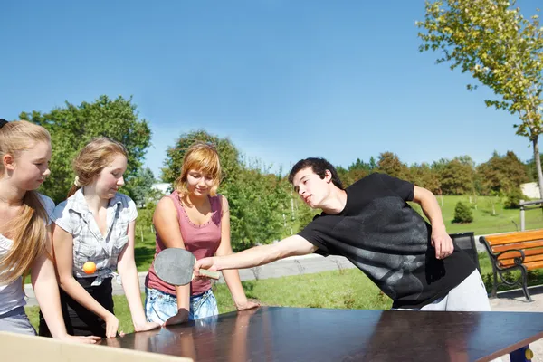 Amateur ping pong spelers — Stockfoto