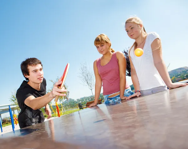 Ragazzo che gioca a ping pong — Foto Stock