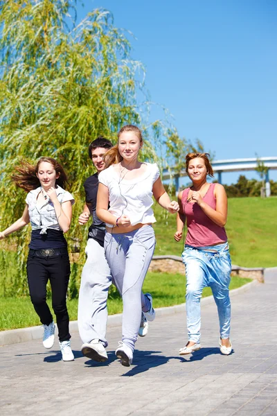 Les adolescents jogging — Photo