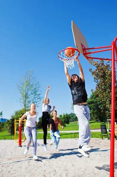 Tieners spelen basketbal — Stockfoto