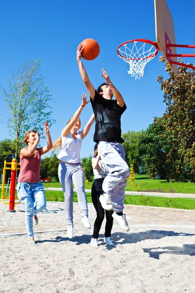 Подростки играют в баскетбол — стоковое фото