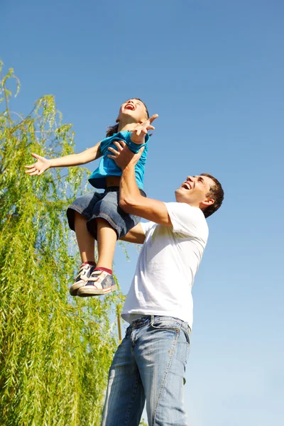 Papá sosteniendo a su hijo — Foto de Stock