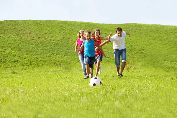 Pais e filhos correndo — Fotografia de Stock