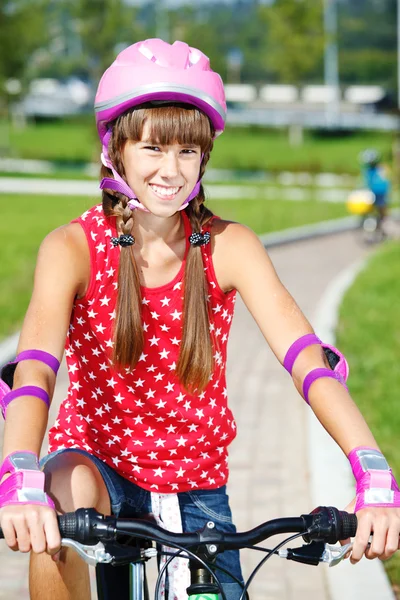 Ragazza adolescente ciclismo — Foto Stock