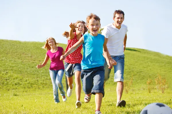 Família feliz correndo — Fotografia de Stock