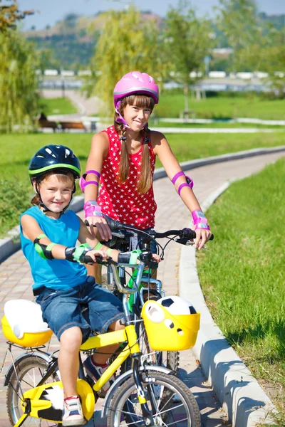 Дети на велосипедах — стоковое фото